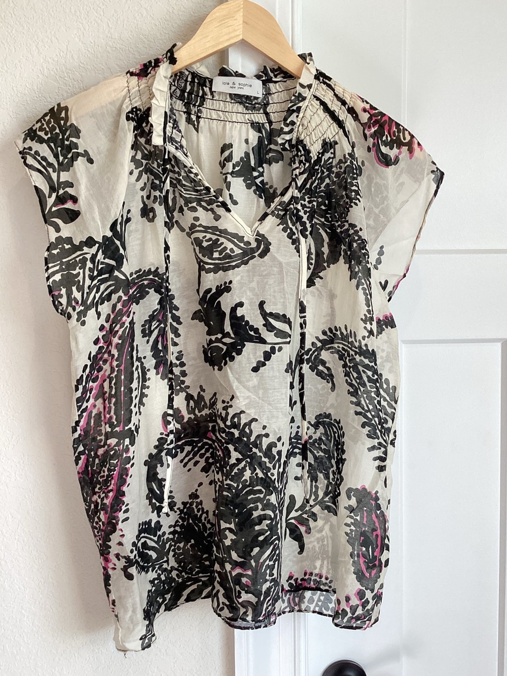 Lola + Sophie New York Sheer Sleeveless Blouse V-Neck Large Ivory Black